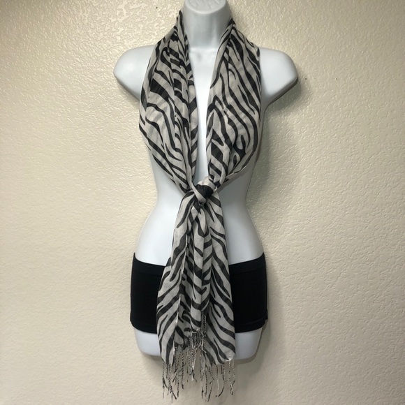 LOT OF 5 ASSORTED FASHION SCARVES - Picture 2 of 5